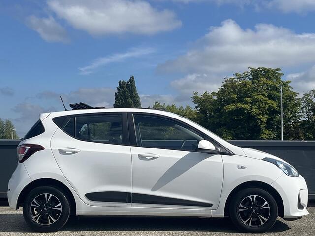 Hyundai I 10 1.0i Comfort | Schuifdak-Vouwdak| Navigatiesysteem & Apple Carplay-Android Auto | Lichtmetalen velgen | Parkeersensoren | Lage kmstand | Volledig dealer onderhouden |