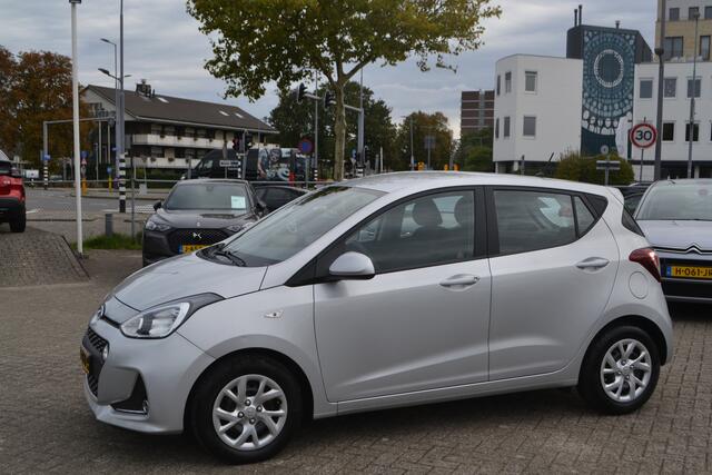 Hyundai I 10 1.0i COMFORT I CENTRALE DEURVERGRENDELING I RADIO I METALLIC KLEUR I EL. RAMEN VOOR & ACHTER I EL. SPIEGELS I CRUISE CONTROLE I 4 SEATER I 1 berijder: eerst in prive lease en daarna overgekocht I LAGE KM STAND, lichte krasjes l.v. Onderhouden door Hyundai