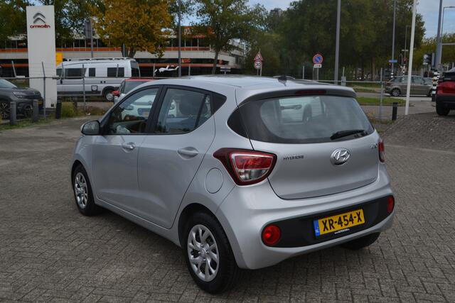 Hyundai I 10 1.0i COMFORT I CENTRALE DEURVERGRENDELING I RADIO I METALLIC KLEUR I EL. RAMEN VOOR & ACHTER I EL. SPIEGELS I CRUISE CONTROLE I 4 SEATER I 1 berijder: eerst in prive lease en daarna overgekocht I LAGE KM STAND, lichte krasjes l.v. Onderhouden door Hyundai