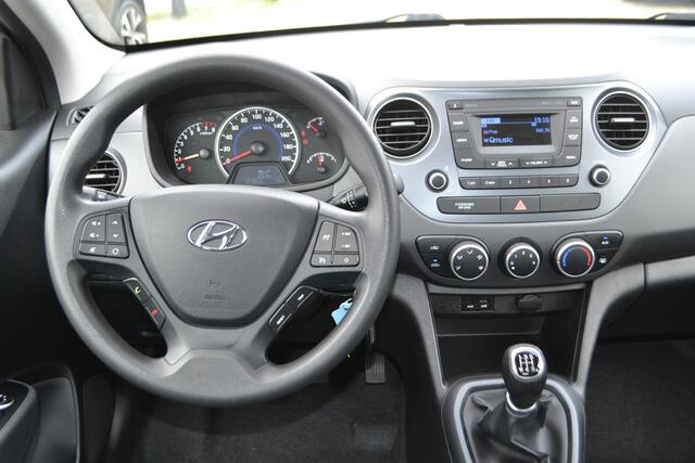 Hyundai I 10 1.0i COMFORT I CENTRALE DEURVERGRENDELING I RADIO I METALLIC KLEUR I EL. RAMEN VOOR & ACHTER I EL. SPIEGELS I CRUISE CONTROLE I 4 SEATER I 1 berijder: eerst in prive lease en daarna overgekocht I LAGE KM STAND, lichte krasjes l.v. Onderhouden door Hyundai