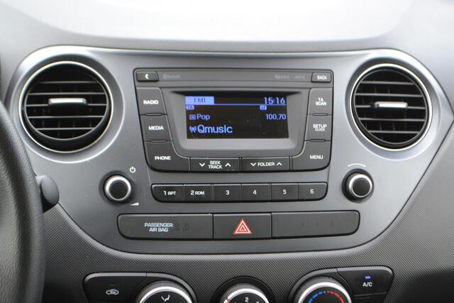 Hyundai I 10 1.0i COMFORT I CENTRALE DEURVERGRENDELING I RADIO I METALLIC KLEUR I EL. RAMEN VOOR & ACHTER I EL. SPIEGELS I CRUISE CONTROLE I 4 SEATER I 1 berijder: eerst in prive lease en daarna overgekocht I LAGE KM STAND, lichte krasjes l.v. Onderhouden door Hyundai