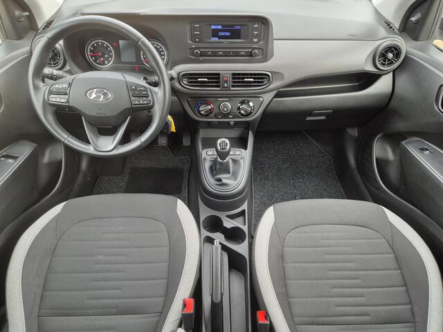 Hyundai I 10 1.0 i- Comfort Handgeschakeld / Airco / Stuur-, en Stoelverwarming / Cruise control / Parkeersensoren achter / Elektrische ramen voor / DAB radio / Dealer onderhouden /