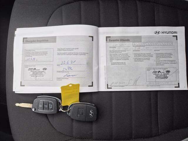 Hyundai I 10 1.0 i- Comfort Handgeschakeld / Airco / Stuur-, en Stoelverwarming / Cruise control / Parkeersensoren achter / Elektrische ramen voor / DAB radio / Dealer onderhouden /