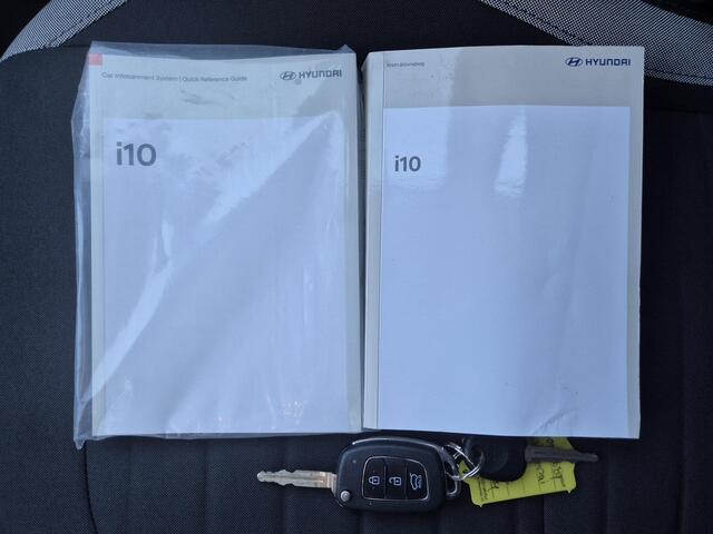 Hyundai I 10 1.0 Premium Handgeschakeld / Fabrieksgarantie tot 09-2029 / Stuur en Stoel verwarming / Achteruitrijcamera / Navigatie via Apple Carplay/Android Auto / Cruise control / Airco /