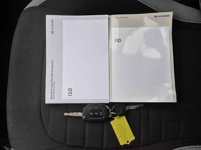 Hyundai I 10 1.0 Premium 5-zits Automaat / Fabrieksgarantie tot 04-2030 / Dealer onderhouden / Apple Carplay Android Auto / Achteruitrijcamera / Airco / Cruise control / Parkeersensoren achter /