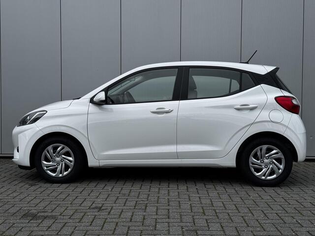 Hyundai I 10 1.0 Premium / uit voorraad leverbaar / Rijklaar incl ¤ 1500 korting voor ¤ 22.619 / Climate Control / Navigatie / Cruise Control / Achteruitrijcamera en parkeersensoren /