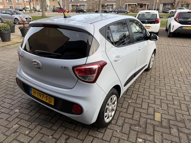 Hyundai I 10 1.0i Premium / Airco/ Navigatie/ Cruise/ Apple carplay/ Stoelverwarming/ PDC/ LED