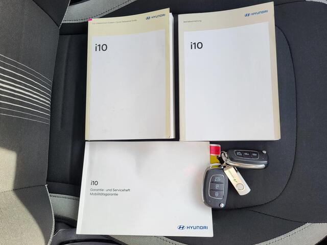 Hyundai I 10 1.0 Automaat / Fabrieksgarantie tot 4-2026 / 5 zits / Dealer onderhouden / Airco / Verwarmde voorstoelen / Verwarmd stuurwiel / Android Auto / Apple Carplay / DAB
