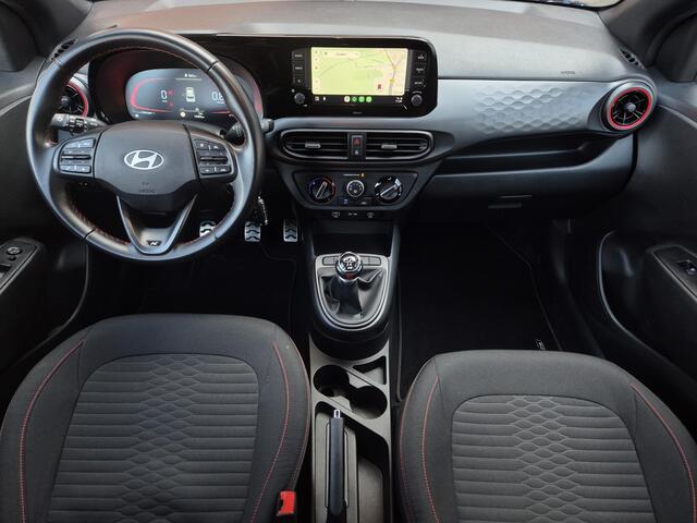 Hyundai I 10 1.0 T-GDI N Line 5-zits 101pk Handgeschakeld / Nieuw Model / Fabrieksgarantie tot 06-2028 / Dealer onderhouden / Cruise control / Airco / Navigatie via Apple Carplay of Android Auto / Parkeersensoren achter /
