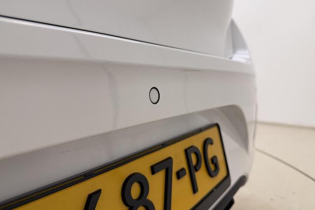 Hyundai I 10 1.0 Premium | Camera | Parkeersensoren | Climate control | Weinig kilometers | Cruise control | DAB Radio