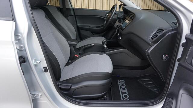 Hyundai I 20 1.0 T-GDI 100pk 5Drs Comfort 17inch LM Navi LED A-Camera Clima DAB *NL auto* Sportief! 130284km!