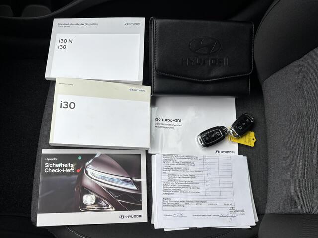 Hyundai I 30 Wagon 1.0 T-GDi MHEV Comfort Smart 30th Edition / Fabrieksgarantie tot 08-2027 / Dealer onderhouden / Navigatie / Stuur- en stoelverwarming / Achteruitrijcamera / Apple Carplay Android / 17" LM wielen /
