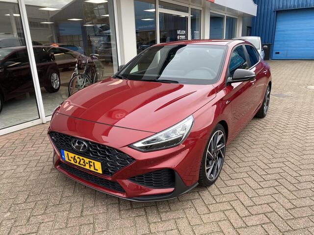 Hyundai I 30 Fastback 1.5 T-GDi MHEV N Line Stoelverwarming, navigatie Apple CarPlay/Android Auto, suède interieur, achteruitrij camera, cruise control, boekjes compleet!