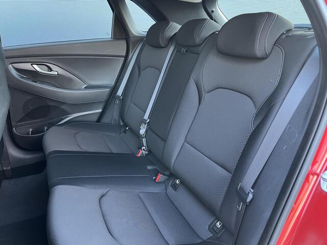 Hyundai I 30 1.4 T-GDI Comfort / Navigatie / Apple Carplay & Android Auto / Climate Control / Cruise Control / Camera / LM Velgen 15" / NAP /