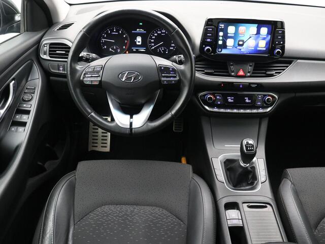 Hyundai I 30 1.0 T-GDI 120PK Premium Fastback / Navigatie / Apple CarPlay & Android auto / 17" LMV / Airco Climat control / Cruise Control / Parkeersensoren voor & achter / Achteruitrijcamera / Keyless Entry & Start&Go /