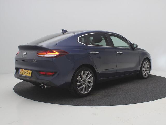Hyundai I 30 1.0 T-GDI 120PK Premium Fastback / Navigatie / Apple CarPlay & Android auto / 17" LMV / Airco Climat control / Cruise Control / Parkeersensoren voor & achter / Achteruitrijcamera / Keyless Entry & Start&Go /