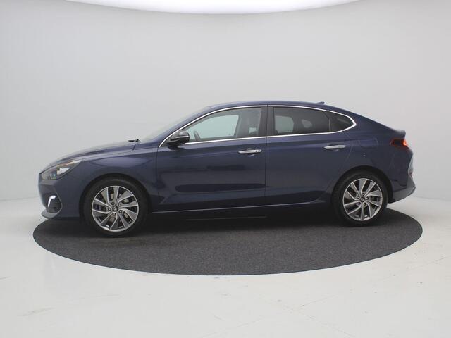 Hyundai I 30 1.0 T-GDI 120PK Premium Fastback / Navigatie / Apple CarPlay & Android auto / 17" LMV / Airco Climat control / Cruise Control / Parkeersensoren voor & achter / Achteruitrijcamera / Keyless Entry & Start&Go /