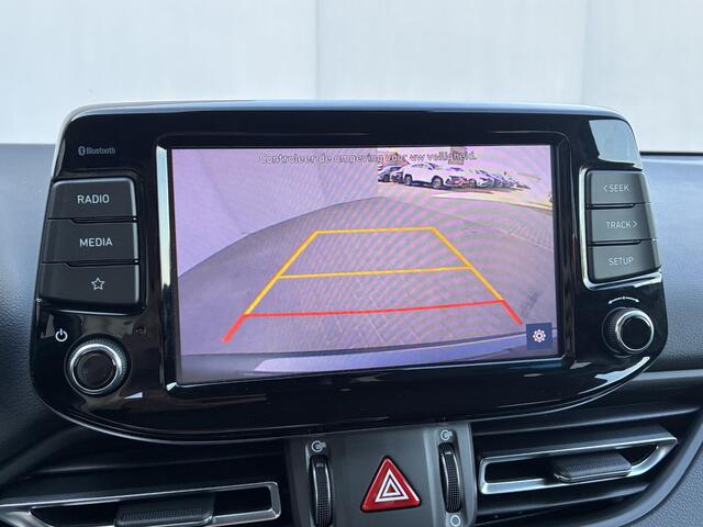 Hyundai I 30 1.0 T-GDi MHEV Comfort Smart / Stoel-/Stuurverwarming / Cruise Control / Achteruitrijcamera / Navigatie d.m.v. Apple Carplay/Android Auto / Winterset /