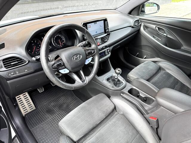 Hyundai I 30 2.0 T-GDI N2 Performance | 275 PK! | Apple Carplay | Android Auto | Camera | Stuurwielverwarming | Stoelverwarming | Elektrische Stoelen + Geheugen | Lane Assist | Afneembare Trekhaak |