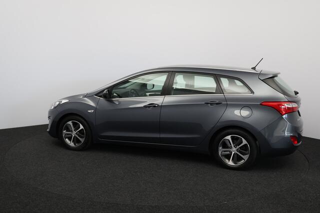 Hyundai I 30 CW 1.4 i-Drive/ Stoel + Stuurverw./ 16'' LMV/ Airco/ Cruise/ Elek. pakket/ Isofix/ Bluetooth/ Armsteun/ Multi. LEDER. Stuur/ Mistl./ PDC/ LED Dagrijverl.