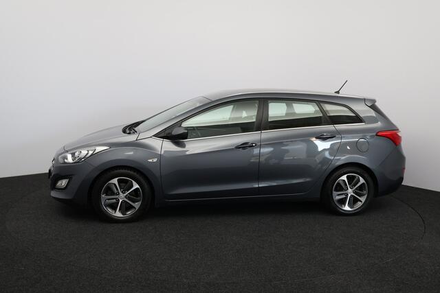 Hyundai I 30 CW 1.4 i-Drive/ Stoel + Stuurverw./ 16'' LMV/ Airco/ Cruise/ Elek. pakket/ Isofix/ Bluetooth/ Armsteun/ Multi. LEDER. Stuur/ Mistl./ PDC/ LED Dagrijverl.