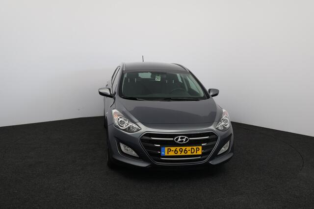 Hyundai I 30 CW 1.4 i-Drive/ Stoel + Stuurverw./ 16'' LMV/ Airco/ Cruise/ Elek. pakket/ Isofix/ Bluetooth/ Armsteun/ Multi. LEDER. Stuur/ Mistl./ PDC/ LED Dagrijverl.