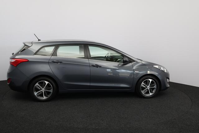 Hyundai I 30 CW 1.4 i-Drive/ Stoel + Stuurverw./ 16'' LMV/ Airco/ Cruise/ Elek. pakket/ Isofix/ Bluetooth/ Armsteun/ Multi. LEDER. Stuur/ Mistl./ PDC/ LED Dagrijverl.