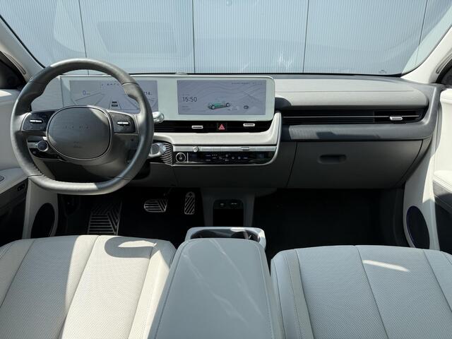 Hyundai IONIQ 5 Lounge 77.4 kWh Automaat / SOH 100% / Vision Glazen Dak / Stoelverkoeling / Stoelverwarming Voor + Achter / Elek Bedienbare Stoelen Voor + Achter / Wit Leder / 360 Camera /