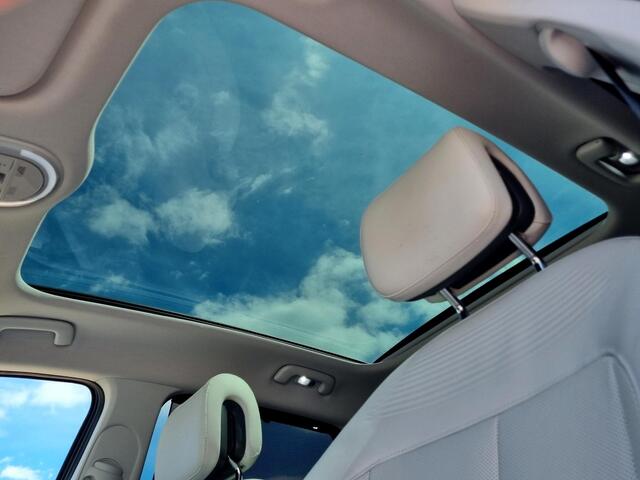Hyundai IONIQ 5 Lounge 77.4 kWh Automaat / SOH 100% / Vision Glazen Dak / Stoelverkoeling / Stoelverwarming Voor + Achter / Elek Bedienbare Stoelen Voor + Achter / Wit Leder / 360 Camera /