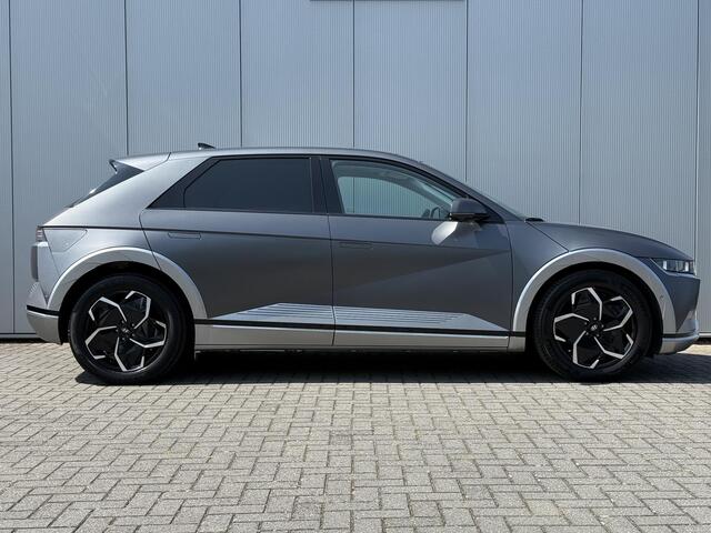 Hyundai IONIQ 5 Lounge 77.4 kWh Automaat / SOH 100% / Vision Glazen Dak / Stoelverkoeling / Stoelverwarming Voor + Achter / Elek Bedienbare Stoelen Voor + Achter / Wit Leder / 360 Camera /