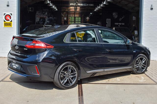 Hyundai IONIQ 1.6 GDi First Edition *Leder | Schuif/Kantel | Stuur- & Stoelverwarming (V+A) | Infinity | Memory | Cruise | Camera | Apple Carplay*