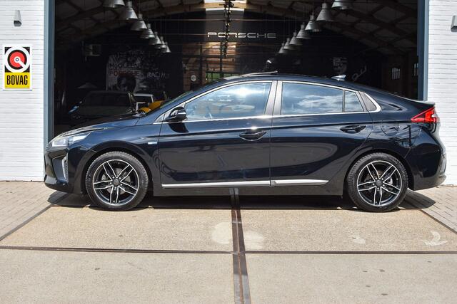 Hyundai IONIQ 1.6 GDi First Edition *Leder | Schuif/Kantel | Stuur- & Stoelverwarming (V+A) | Infinity | Memory | Cruise | Camera | Apple Carplay*