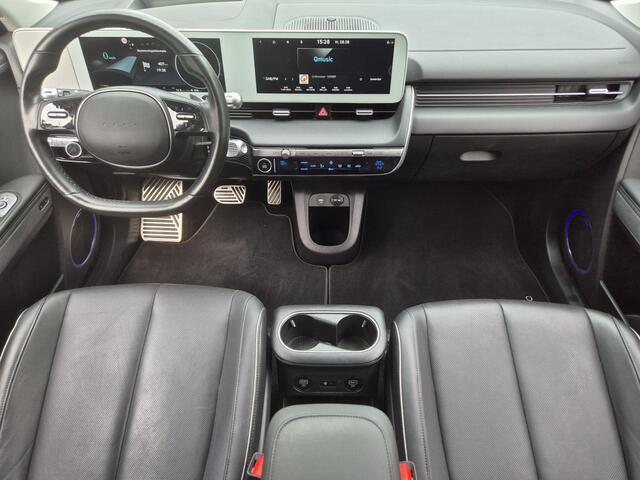 Hyundai IONIQ 5 Lounge AWD 77.4 kWh Automaat / HUD / Panoramadak / Elektrische achterklep / Trekgewicht 1600 kg / Stuur-, Stoel en Achterbankverwarming / Rondomzicht camera / Warmtepomp / Bose Audio Systeem /
