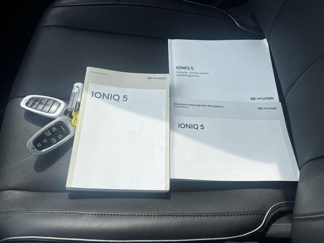 Hyundai IONIQ 5 Lounge 73kWh / Dealer onderhouden / Panoramadak / WLTP 451 km / Warmtepomp / CCS snelladen / Elektr. stoelen en klep / Stoelventilatie en verwarming / HUD / Camera 360° /