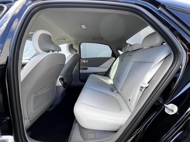 Hyundai IONIQ 6 Lounge 77.4 kWh Automaat / Origineel NL Auto / WLTP bereik 545 km / Stoelventilatie / Stuur-, stoel- & achterbankverwarming / Cam 360° / Navi / HUD / 20" LM wielen /