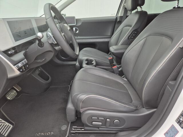 Hyundai IONIQ 5 Lounge 77.4 kWh Automaat / HUD / Apple Carplay Android Auto / Stuur-, Stoel en Achterbankverwarming / Rondomzicht camera / Elektrische achterklep / Trekgewicht 1600 kg / Bose Audio Systeem / Warmtepomp /