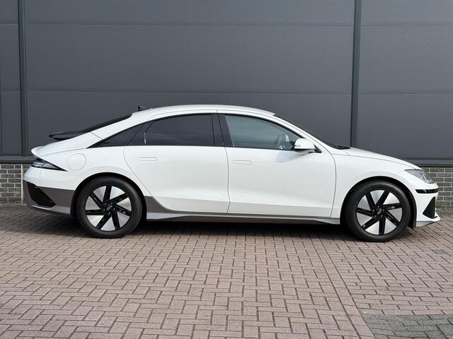 Hyundai IONIQ 6 Connect 77.4 kWh Automaat / Lederen Bekleding / Elektr. Achterklep / Stoel Verkoeling+Verwarming / 18" LM Velgen / Cruise Control Adaptief / Camera / Navigatie /