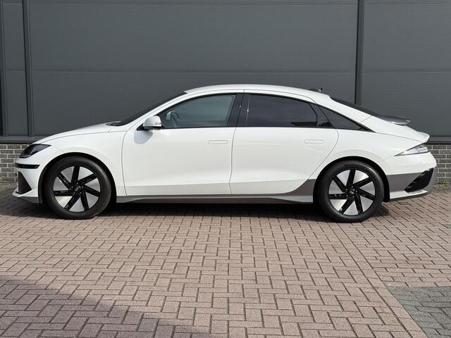 Hyundai IONIQ 6 Connect 77.4 kWh Automaat / Lederen Bekleding / Elektr. Achterklep / Stoel Verkoeling+Verwarming / 18" LM Velgen / Cruise Control Adaptief / Camera / Navigatie /
