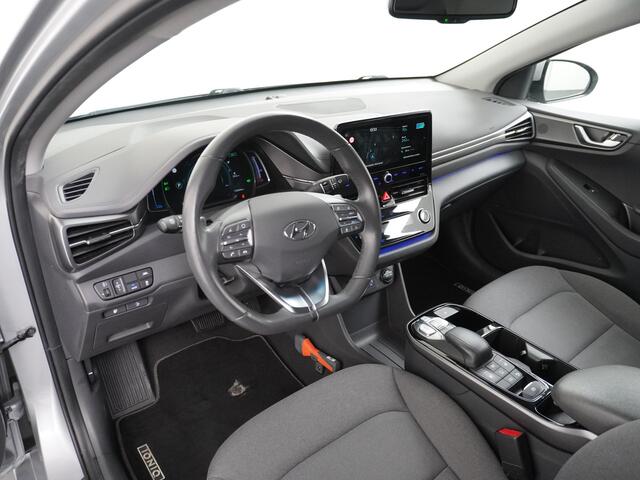 Hyundai IONIQ Comfort EV 38kWh Apple Carplay Android Auto Adaptieve Cruise Control Navi Ecc Camera Pdc DAB Stoelverwarming Led Lmv Infinity® Sound 1e Eigenaar