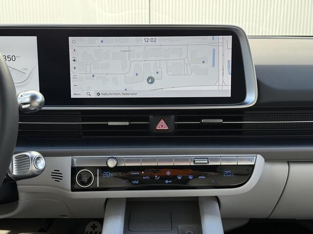 Hyundai IONIQ 6 Lounge 77.4 kWh / NL Auto / 10-2029 Fabrieksgarantie / SOH 100 % / Trekhaak afneembaar 1.500 kg / WLTP 545 km / Warmtepomp / Wit Leder / HUD / Camera 360° /