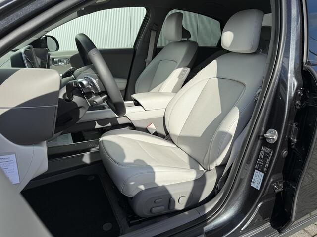 Hyundai IONIQ 6 Lounge 77.4 kWh / NL Auto / 10-2029 Fabrieksgarantie / SOH 100 % / Trekhaak afneembaar 1.500 kg / WLTP 545 km / Warmtepomp / Wit Leder / HUD / Camera 360° /