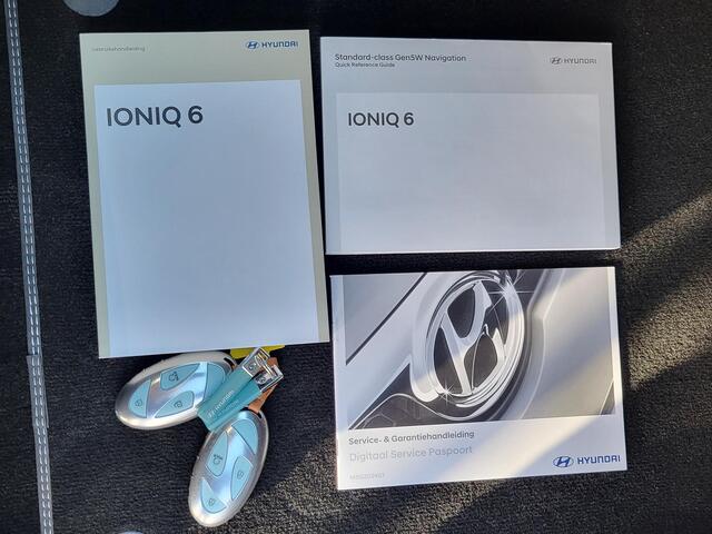 Hyundai IONIQ 6 Lounge 77.4 kWh Automaat / 100% SOH / Origineel NL Auto / Afn. Trekhaak 1.500 kg / Navigatie / Bose audio / Headup Display / Stuur-, voorstoel- en achterbankverwarming / Stoelventilatie / Android Auto / Apple Carplay /
