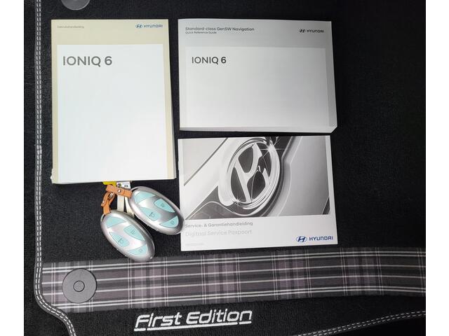 Hyundai IONIQ 6 First Edition AWD 77.4 kWh Automaat / 100% SOH / Origineel NL Auto / tot 04-2009 Fabrieksgarantie / Allseason banden / Schuifkanteldak / 360° camera / Navigatie / Headup Display / Android Auto / Apple Carplay / BOSE audio / Stuur-, voorstoel- en achterb