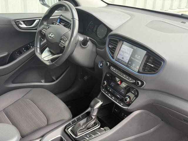 Hyundai IONIQ 1.6 GDi Comfort / Automaat / Parkeersensoren Voor + Achter / Achteruitrijcamera / Adaptieve Cruise Control / Bluetooth / Navigatie / Climate Control / Apple CarPlay & Android Auto / Origineel Nederlands / Dealer Onderhouden /