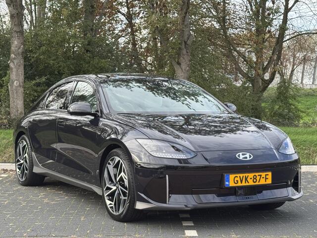 Hyundai IONIQ 6 Lounge 77.4 kWh | Lichte lederen bekleding | Warmtepomp & V2L | Geïntegreerde navigatie | Apple Carplay & Android Auto | Adaptieve Cruisecontrol | Camera | Warmtepomp | Stoel & stuur verwarming | Premium audio BOSE |