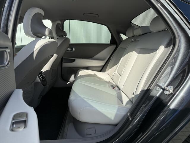 Hyundai IONIQ 6 Lounge 77.4 kWh / NL Auto / 10-2029 Fabrieksgarantie / SOH 100 % / Trekhaak afneembaar 1.500 kg / WLTP 545 km / Warmtepomp / Wit Leder / HUD / Camera 360° /