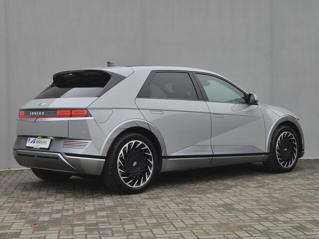 Hyundai IONIQ 5 Lounge 73kWh Automaat / Accu SOH 100% / Fabrieksgarantie tot 10-2026 / Dealer onderhouden / Panoramadak / WLTP 451 km / Afn. trekhaak 1.600 kg / Elektrische klep en stoelen / Stuur-, stoel- en achterbankverwarming /