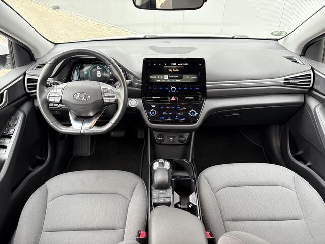 Hyundai IONIQ Comfort EV 38 kWh / Fabrieksgarantie tot 1/2027 / Stoel-Stuurverwarming / Apple Carplay/Android Auto / Automaat / Navigatie /