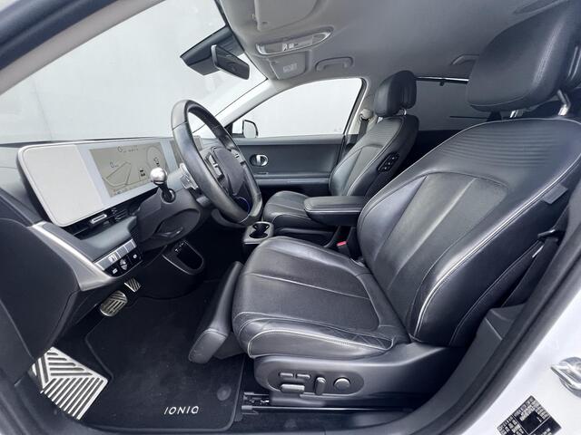 Hyundai IONIQ 5 Lounge 73kWh Automaat / Fabrieksgarantie tot 10-2026 / 8 jaar Batterijgarantie / Accu SoH 99% / WLTP 451 km / CCS snelladen / Warmtepomp / Leder / HUD / Camera 360° / BOSE / Elektrische stoelen en klep / Stoelventilatie / Stuur-, stoel- en achterbankve