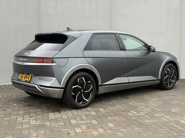 Hyundai IONIQ 5 Lounge 73kWh Automaat / Panoramadak / Dealer onderhouden / Fabrieksgarantie tot 12-2026 / 8 Jaar Batterij Garantie / All Season banden / Warmtepomp / HUD / 360 Camera / Navigatie / Elektr. stoelen + Memory / Stoel & Stuurwiel Verwarming / Stoel Ventila